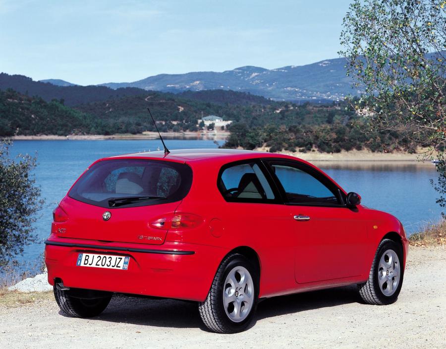  Alfa Romeo 147 3-Door (937A) 2000 года  (фото 34 из 43)
